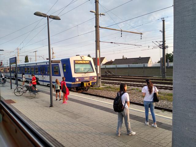 Unter anderem pendeln die Menschen im Bezirk mit der Bahn. | Foto: Birgit Schmatz
