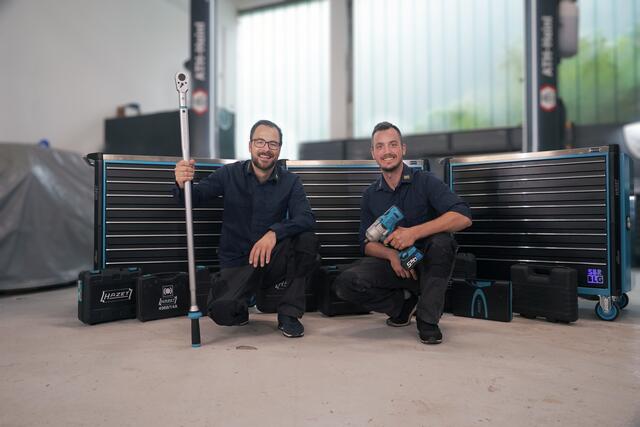 Marco ten Hagen und Christian Cloppenburg, Gründer der Automotiven Marketing Agentur "Schrauberblog" mit Sitz in Salzburg. ten Hagen ist ein Fan von Hybrid-Modellen "Elektroantrieb für kleinere Strecke und Verbrenner für längere Wege, ein super System." | Foto: Schrauberblog
