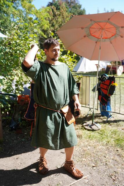 Benedikt Wallner demonstrierte den Axtwurf.