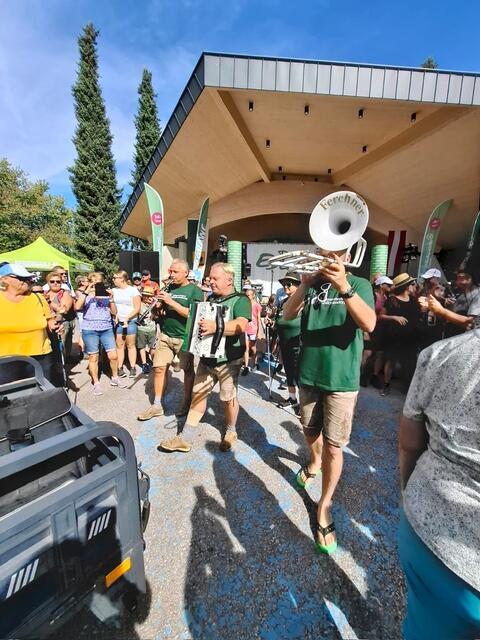 Da gab es kein Halten mehr, als die Edlseer auf dem Wandertag anspielten. | Foto: TV Region Graz
