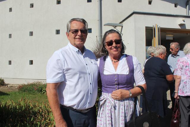 Hans und Ilse Loidl nach der Viehofner Sonntagsmesse. | Foto: Huber
