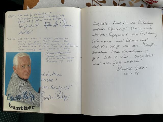 Wasserbauer führte ein Gästebuch am Schulschiff und sammelte dort auch das Autogramm des einen oder anderen Promis, der dort zu Gast war.  | Foto: Nieschalk/MeinBezirk