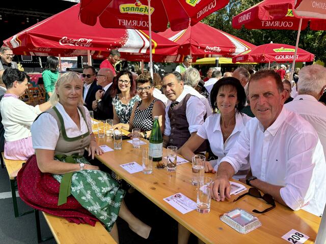 Bgm. Walter Novak mit Partnerin gemeinsam am Tisch mit Karin Wiesegger-Eck (BH Leibnitz) sowie LAbg. Bernadette Kerschler mit Gatten Dietmar  | Foto: Brigitte Gady