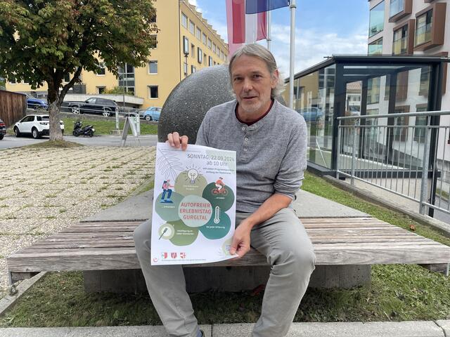 E5-Beauftragter Herbert Hafele mit dem Programm. | Foto: Perktold