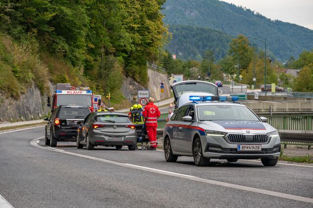 Die Feuerwehr regelte den starken Verkehrsfluss an der Unfallstelle vorbei und säuberte die Unfallstelle.  | Foto: TEAM FOTOKERSCHI.AT / DAVID RAUSCHER