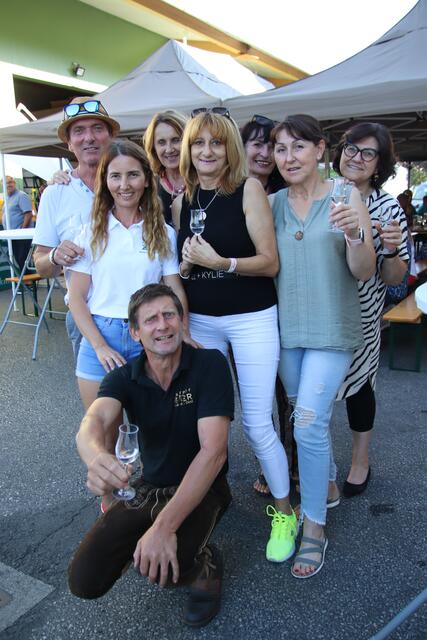 Gerald Zotter (vorne) empfing Besuch aus Güssing und Umgebung. | Foto: Martin Wurglits