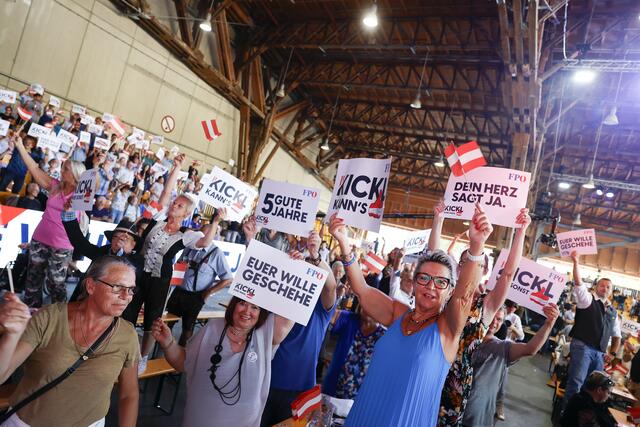 Laut FPÖ waren 3.000 Menschen vor Ort. | Foto: ERWIN SCHERIAU/APA