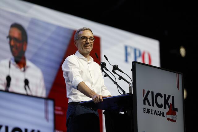 Herbert Kickl bekräftigt bei seinem Wahlkampauftakt, dass er "Volkskanzler" werden wolle.  | Foto: ERWIN SCHERIAU/APA