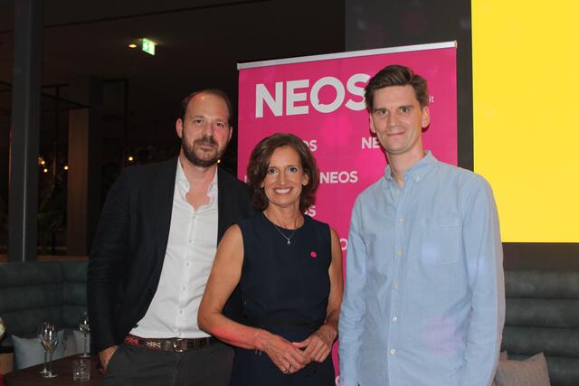 NÖ-Spitzenkandidat Nikolaus Scherak, Landessprecherin Indra Collini und Generalsekretär Douglas Hoyos beim Wahlkampfauftakt. | Foto: Huber