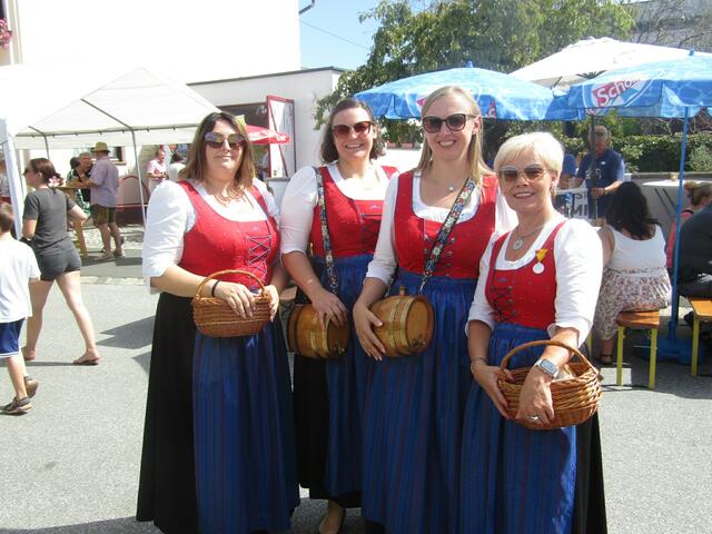 Den Königsdorfer Marketenderinnen kann kaum einer widerstehen. | Foto: Peter Sattler