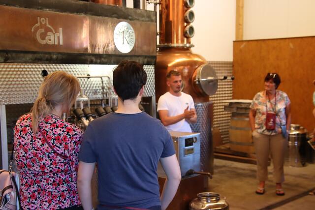 Beim Puchas gab es im Stundentakt Führungen durch die Destillerie. | Foto: Martin Wurglits