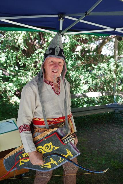 Rudolf Faustmann mit Pfeil und Bogen.