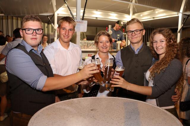 Sebastian, Paul, Julia, Erik und Johanna stossen auf einen perfekten Samstagabend an.
Gute Laune und gute Musik waren garantiert auf dem Jubiläumsfest des MV Senftenbach. | Foto: Markus Bäumler/zema-medien.de