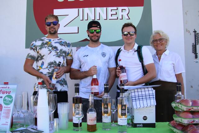 Maria Zinner schenkte Besuchern aus Limbach Gutes ein. | Foto: Martin Wurglits