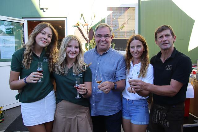 Kukmirns Bürgermeister Werner Kemetter (Mitte) machte allen Betrieben entlang der "Meile" seine Aufwartung. | Foto: Martin Wurglits