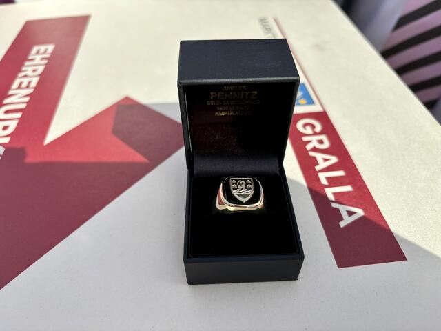 Den goldenen Ehrenring werde er mit Stolz und Hochachtung tragen versprach Hubert Isker. | Foto: Brigitte Gady