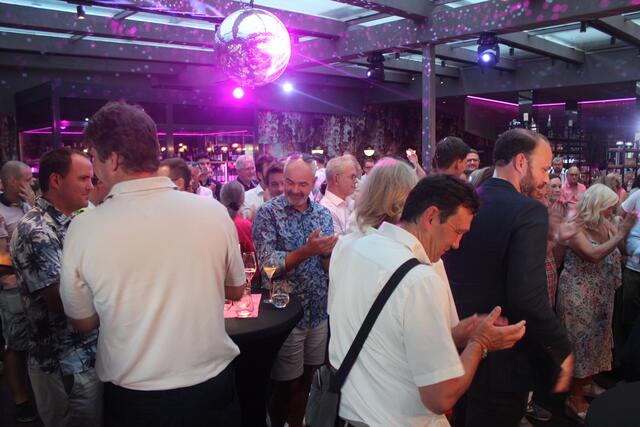 Am Ende des Festaktes applaudierten die Gäste. | Foto: Huber