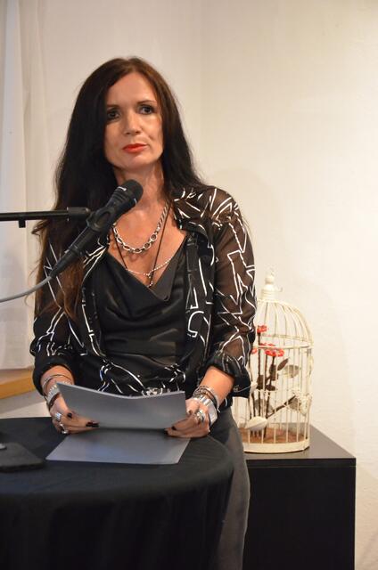 Alexandra Rangger ebnete in der Laudatio ausführlich den Weg zu den beiden Künstlern und ihrem Schaffen. | Foto: Bildnachweis: Sabine Schletterer