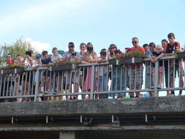 An der Brücke versammelten sich die Gäste und fieberten gespannt mit!