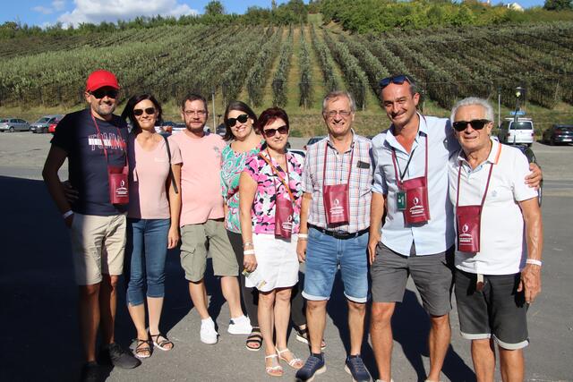 Unter die Wanderer mischten sich auch Bürgermeister Walter Zloklikovits (Heugraben, 3. von rechts) und Altbürgermeister Wilhelm Pammer (Gerersdorf-Sulz, ganz rechts). | Foto: Martin Wurglits