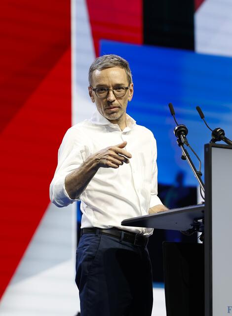 Kickl übt auch viel Kritik an der politischen Konkurrenz.  | Foto: ERWIN SCHERIAU/APA