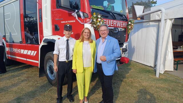 Am Bild (v.l.n.r.): Feuerwehr-Kommandant Martin Tremetzberger, Landesrätin Daniela Winkler und Bürgermeister Gerhard Zapfl bei der Jubiläumsfeier der Feuerwehr Nickelsdorf. | Foto: Bgld. Landesmedienservice/Büro LRin Winkler