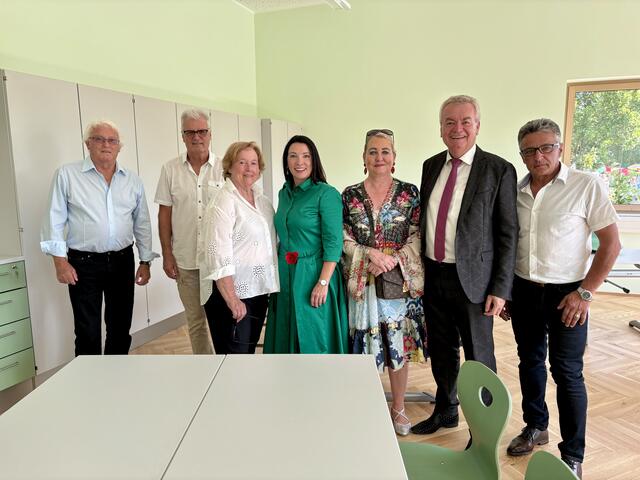 Auch die ehemaligen Bürgermeister Alois Großbauer und Manfred Tuscher sowie Ehrenringträgerin Helga Prattes (v.l.) ließen es sich nicht nehmen an der Besichtigung teilzunehmen. | Foto: Brigitte Gady