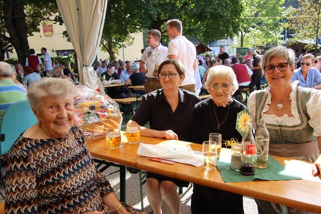 Ließen es sich beim Dorffest gut gehen: Mathilde Zsifkovits, Martha Zsifkovits, Anna Bauer und Bürgermeisterin Karin Kirisits (von links). | Foto: Martin Wurglits