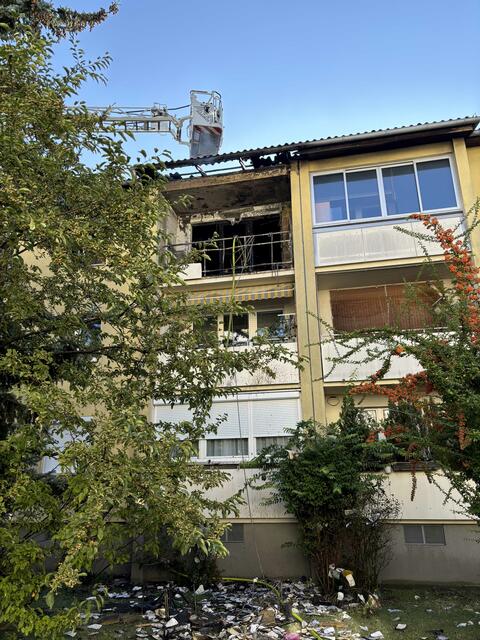 Ein Mann wurde im Zuge eines Feuers von seinem Balkon gerettet.  | Foto: Stadt Wien Feuerwehr