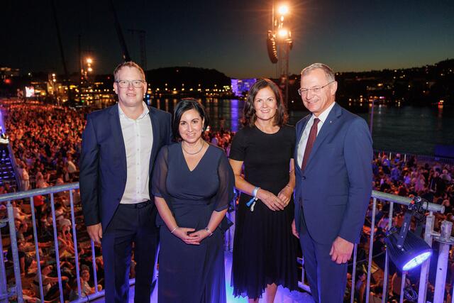 Josef Mayr-Huber mit Stefanie Christina Huber (Sparkasse OÖ-Generaldirektorin), Bettina Stelzer-Wögerer mit Landeshauptmann Thomas Stelzer (v. li.). | Foto: Sparkasse OÖ/W. Kerschbaummayr