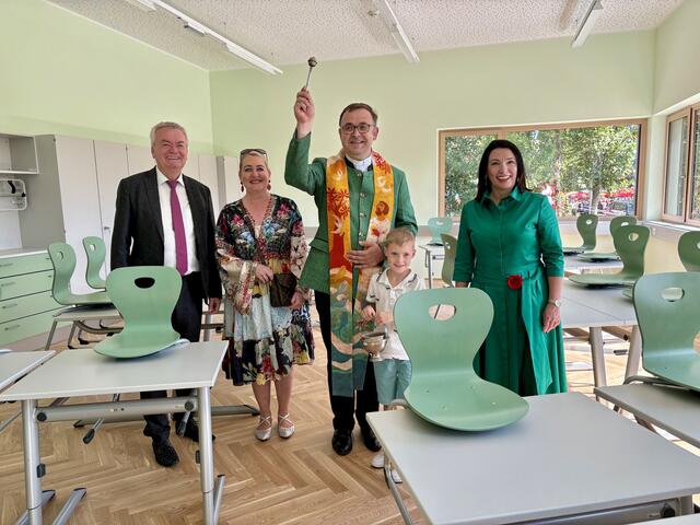 Stadtpfarrer Anton Neger, der von dem kleinen Jonas unterstützt wurde mit Volksschuldirektorin Olivia Schmieder, LH-Stv. Anton Lang und Bürgermeisterin Tanja Gauland-Gratz bei der Segnung der neuen Räumlichkeiten.  | Foto: Brigitte Gady
