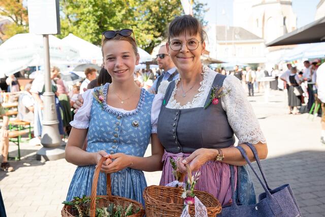 Anna und Brigitte Holzgethan verteilten Ansteckblumen.