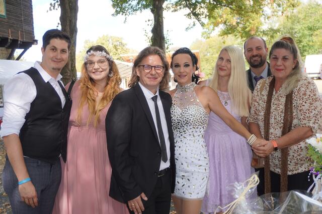 Auch die Musical Company Pinkafeld gratulierte dem Hochzeitspaar. | Foto: Michael Strini