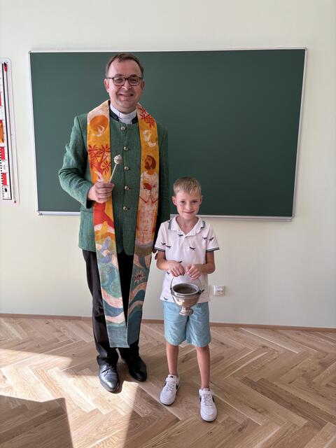 Stadtpfarrer Anton Neger mit Jonas, der bei der Segnung unterstützte.  | Foto: Brigitte Gady