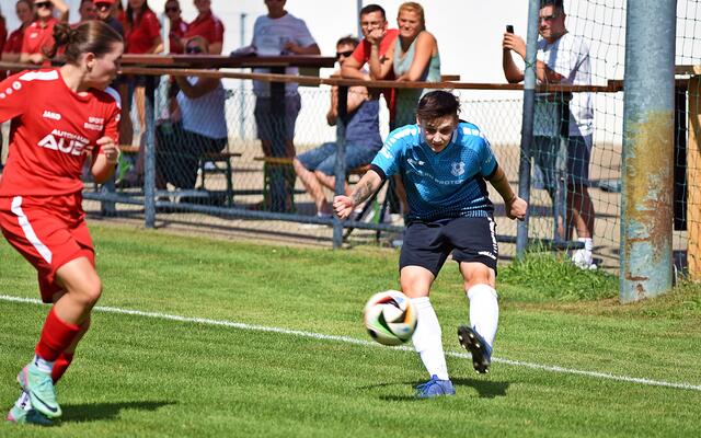 Lisa Stocker (links im blauen Trikot)befindet sich zurzeit in Hochform | Foto: Navratil Thomas