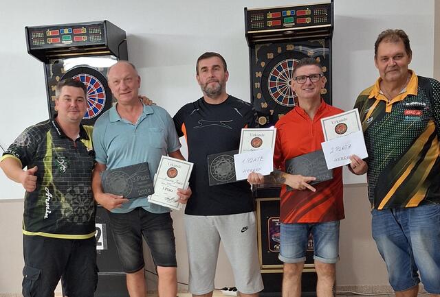 Siegerehrung: Am jüngsten Turnier des Dartclubs Neustift bei Güssing in der ehemaligen Sportlerkabine nahmen 69 Spieler teil. | Foto: Dartclub Neustift