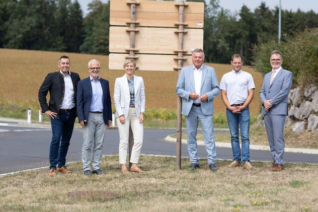 Thomas Citroni, VKL Neuhauser Verkehrstechnik, Dieter Fellhofer, Produkt- &amp; Projektmanagement Neuhauser Verkehrstechnik, Claudia Haslinger, Geschäftsführerin SFK Tischler GmbH, Landesrat Günther Steinkellner, Tobias Thalmair, Dienststellenleiter Straßenmeisterei Ansfelden, Dietmar Radler, Geschäftsführender Gesellschafter Neuhauser Verkehrstechnik GmbH &amp; Co KG. F (v. l.). | Foto: Land OÖ/Daniel Kauder