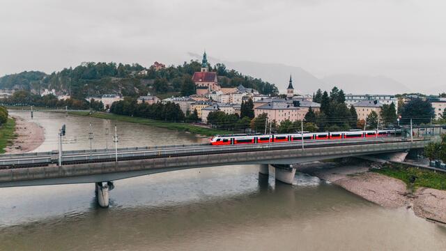 Die Garnituren zählen mit 290 Sitzplätzen und 100 Metern zu den bis dahin längsten Triebzügen im Nah- und Regionalverkehr in Salzburg | Foto: ÖBB Wexplore