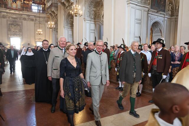 Landtagsabgeordneter Josef Schöchl, Landeshauptmann Wilfried Haslauer und die Tiroler Landtagsabgeordnete Katrin Brugger beim Einzug in den Salzbruegr Dom. | Foto: Land Salzburg/Franz Neumayr