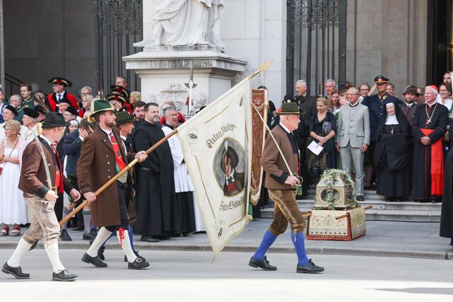 Die Defilierung der Vereine am Domplatz. | Foto: Land Salzburg/Franz Neumayr
