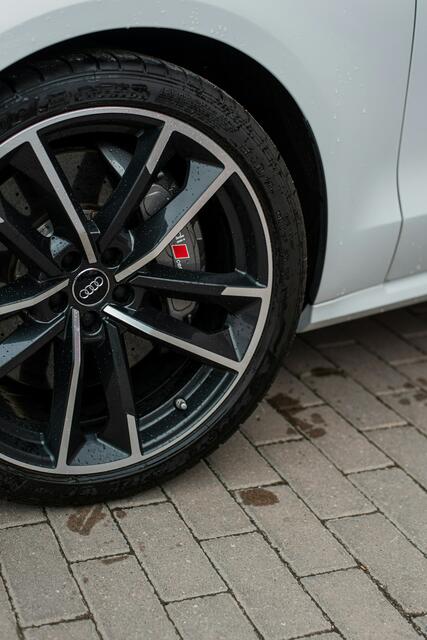 Kontakt mit einem Audi A6 fürte zu Nasenbluten (Symbolbild). | Foto: Ivan Kazlouskij/Unsplash