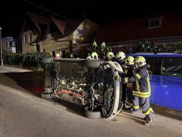 Die beiden Wachen der FF Klosterneuburg rückten aus, um eine eingeklemmte Person aus dem Pkw zu befreien. | Foto: FF Klosterneuburg