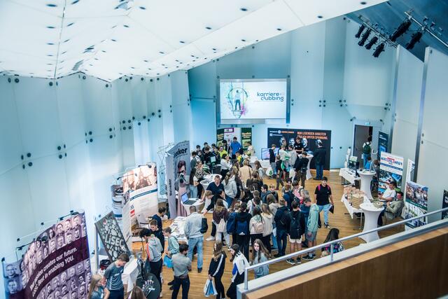 Das "karriere clubbing #24" findet zum neunten Mal im Schloss Rothschild in Waidhofen an der Ybbs statt. Von Mittwoch, 25. September bis Freitag, 27. September präsentieren 39 Mostviertler Betriebe das breite Spektrum von Lehrberufen in der Region.
 | Foto: Angela Albrecht/DOG &amp; PONY MEDIA