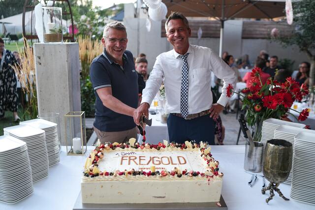 Von links: Inhaber Dietmar Hehenberger, Direktor Leopold Tröls. | Foto: Freigold