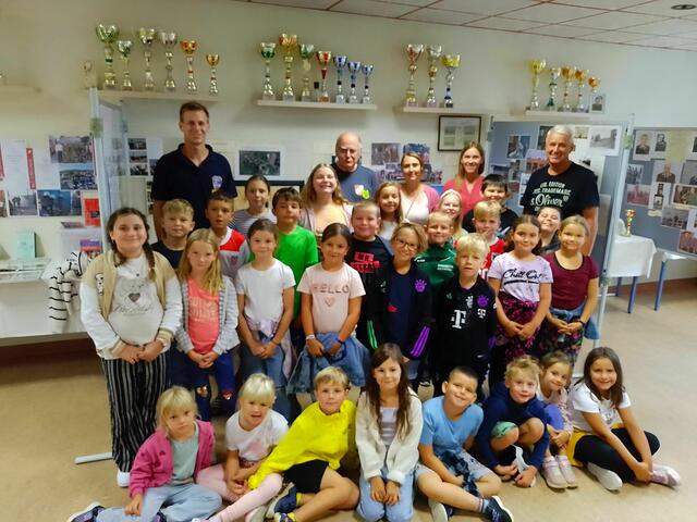 Kommandant Harald Peischl-Knor, Robert Novakovits mit dem Lehrerteam Roswitha Staudinger, Sindy Reindl und Karl Knor sowie denKindern der Volksschule Neuberg.