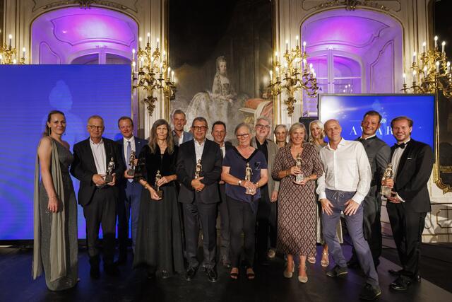 Die Gewinnerinnen und Gewinner des TIROLERIN Awards gemeinsam mit dem Führungsteam des veranstaltenden Lifestyle-Magazins in der Kaiserlichen Hofburg zu Innsbruck. | Foto: Tirolerin/Hetfleisch