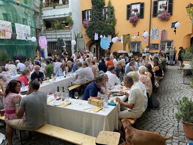 Der kleine Platz im Herzen der Halleiner Altstadt bot neben den kulinarischen Künsten aus der Genusskrämerei eine kleine Ausstellung der Galerie "Lost Places". | Foto: Martin Schöndorfer, 2024