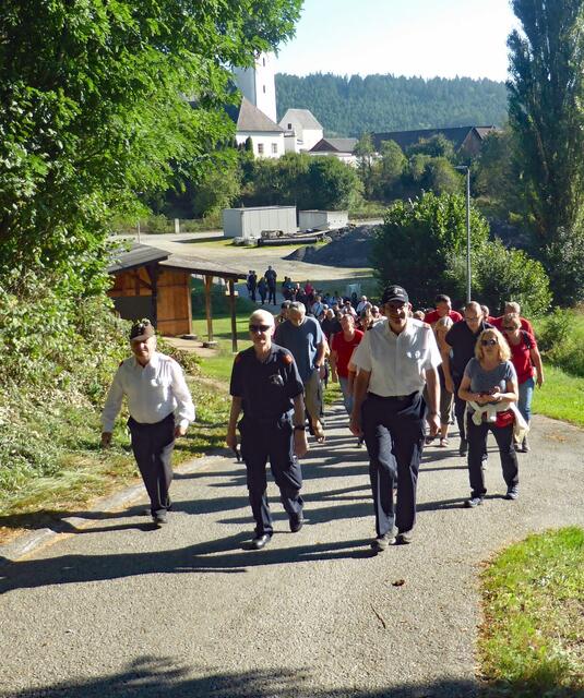 Herbert Reisinger an der Spitze von Feuerwehrleuten beim Florianimarsch. | Foto: Bfkdo Amstetten / Zarl