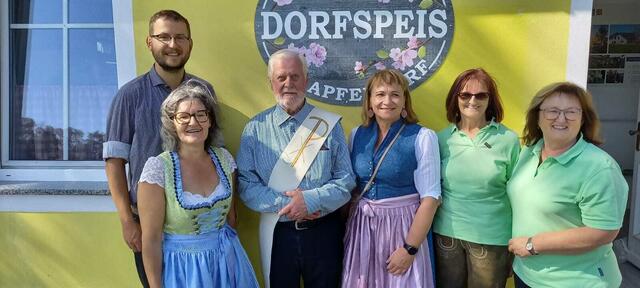 Zu den Ehrengästen zählte Vitiser Bürgermeisterin Anette Töpfl (ÖVP) (3.v.r.), von der NÖ Dorf- und Stadterneuerung Markus Rabl (ganz links) und Diakon Josef Trinko (3.v.l.). | Foto: MIS-Sparbach