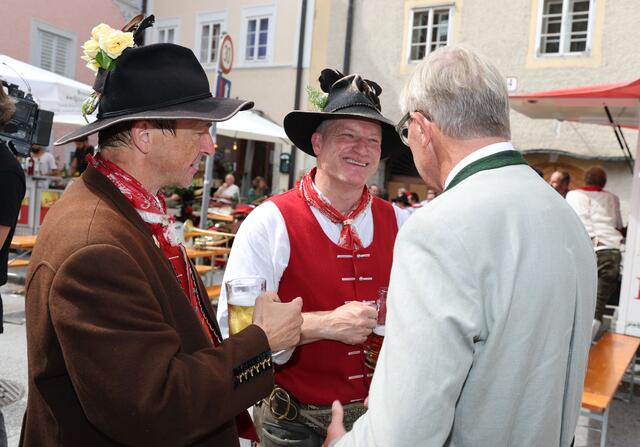 Landeshauptmann Wilfried Haslauer im Gespräch mit den Festteilnehmern. | Foto: Land Salzburg/Franz Neumayr